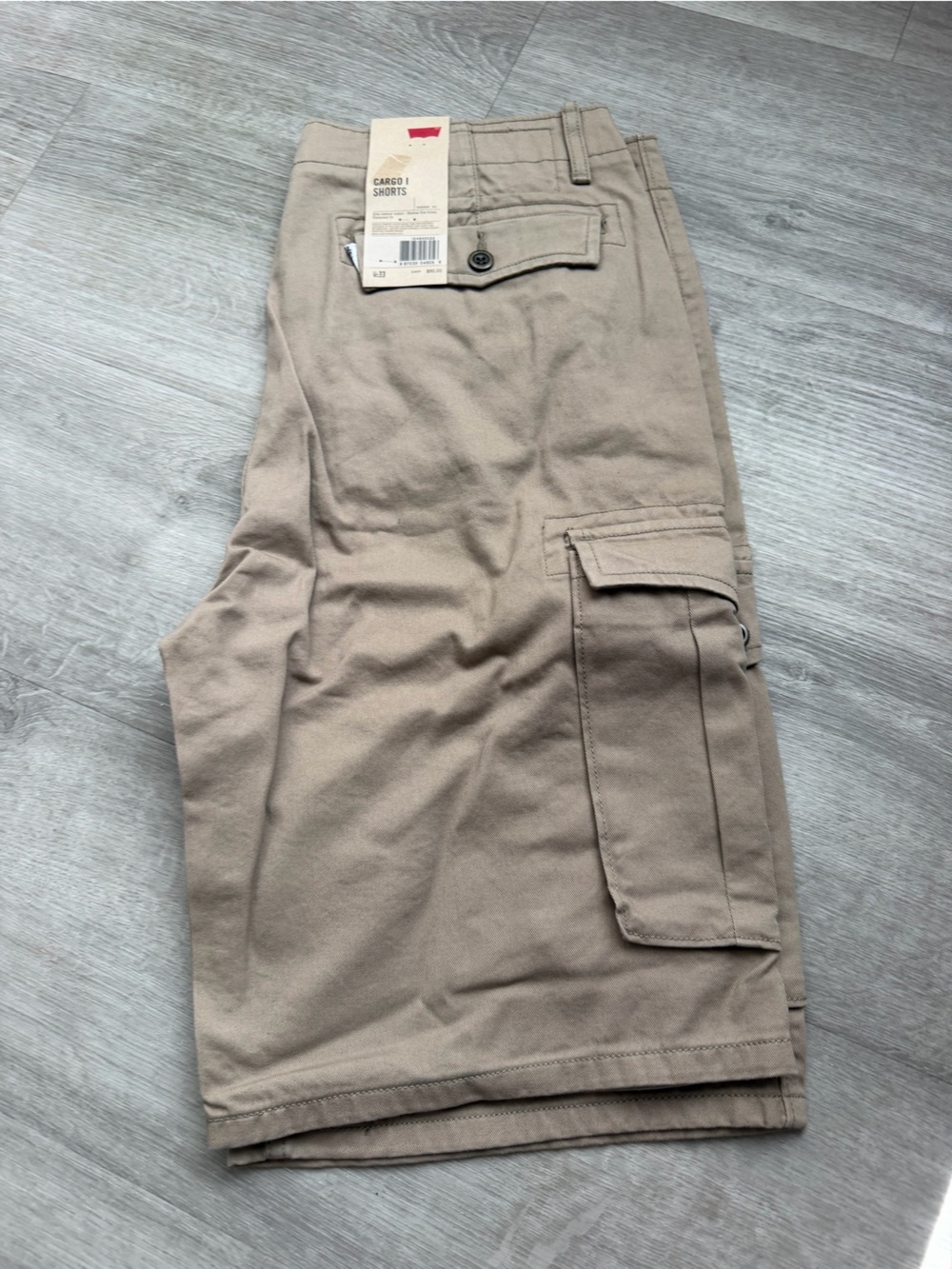 NWT Levi’s Men’s Cargo Pocket Shorts in Khaki Size 33